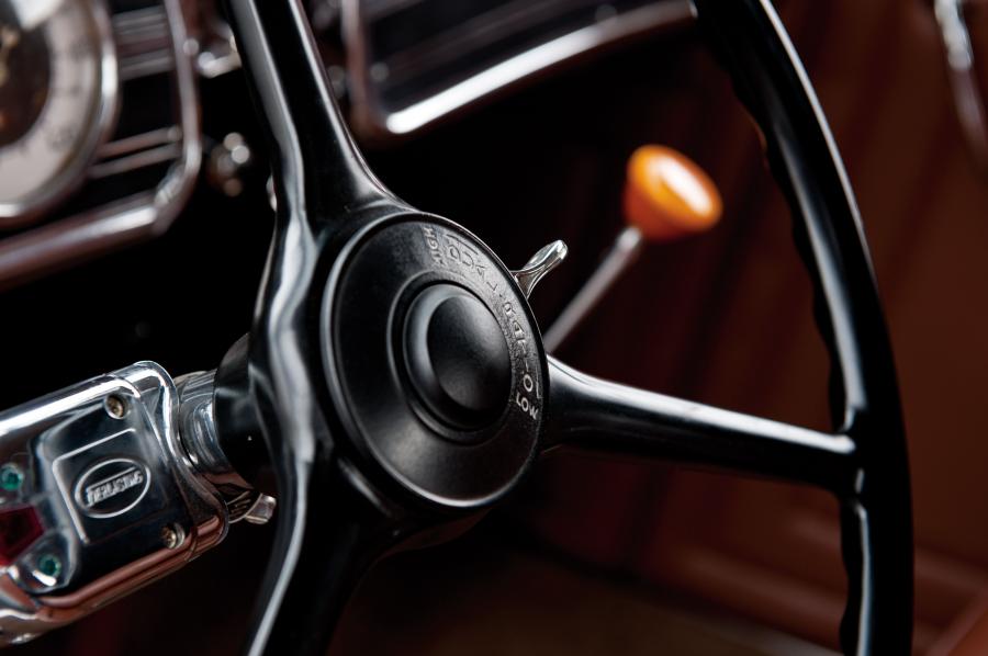 Детали интерьера Auburn 852 SC Convertible Coupe 1936 года  (фото 24 из 50)